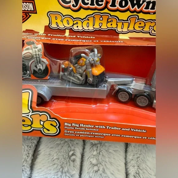 Maisto Harley-Davidson Road Haulers Toy Set - Red and Silver - Picture 6 of 7